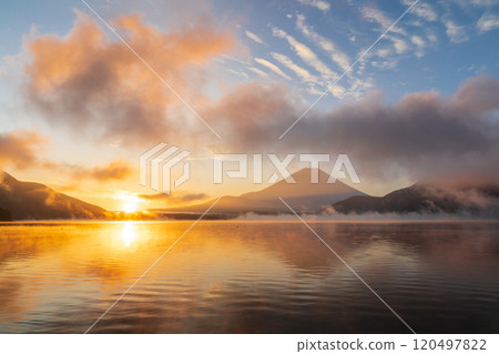 "Yamanashi Prefecture" Sunrise over Lake Motosu, Mount Fuji 120497822