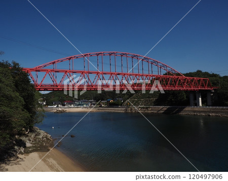 連接岩子島和向島的橋樑 120497906