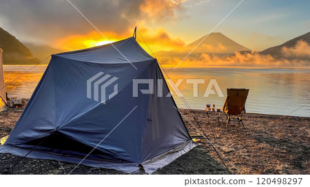從山梨縣本棲湖畔的露營地看到的日出 從山梨縣本棲湖畔的露營地看到的日出 120498297