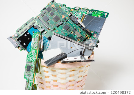 廢棄電子電路板：電子設備中使用的電子電路板廢棄圖片 120498372