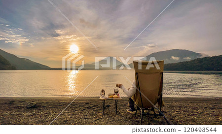 Sunrise seen from a campsite on the shores of Lake Motosu in Yamanashi Prefecture 120498544