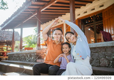 potrait smiling parent and daughter posing love sign potrait smiling parent and daughter posing love sign 120499309
