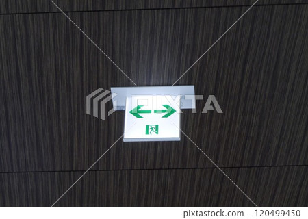 發生緊急狀況時請告知我們。公用電話 AED 緊急出口 發生緊急狀況時請告知我們。公用電話 AED 緊急出口 120499450