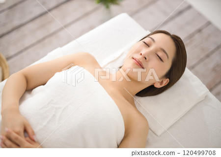 Young woman waiting for the beautician on the bed at the beauty salon 120499708