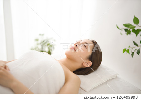 在美容院的床上等待美容師的年輕女子 在美容院的床上等待美容師的年輕女子 120499998