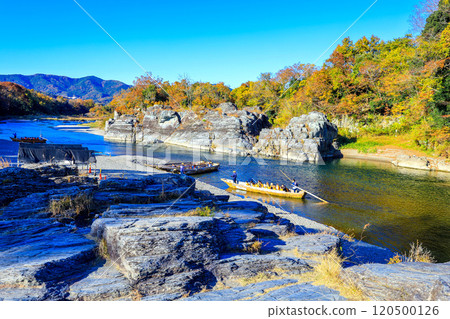岩石路面與日本船順流而下 120500126