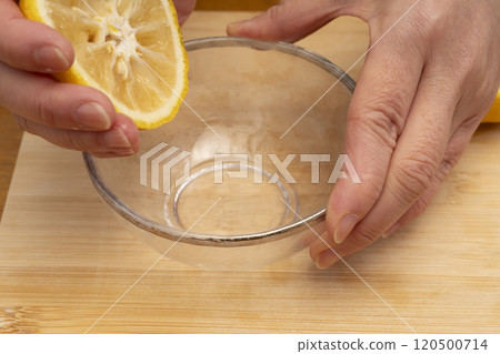 Yuzu radish: Pickling yuzu radish. Squeeze yuzu and chop the peel. 120500714