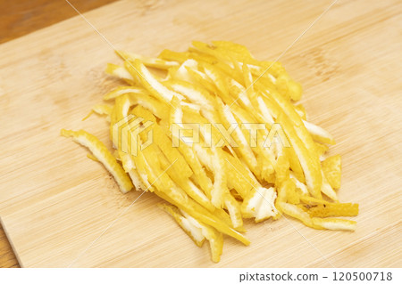 柚子蘿蔔 醃製柚子蘿蔔 榨出柚子,切碎皮 柚子蘿蔔 醃製柚子蘿蔔 榨出柚子,切碎皮 120500718