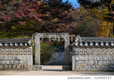 Autumn at Changdeokgung Palace 120500737