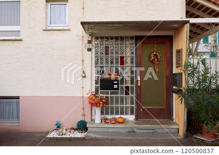 Elegant Entryway Showcasing a Beautiful Glass Door Decorated with Halloween Pumpkins: A Warm Welcome to Your Home. 120500837