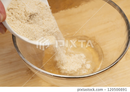 柚子蘿蔔 將醃製柚子蘿蔔的調味料混合，撒在蘿蔔上。 120500891