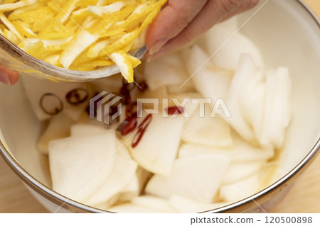 柚子蘿蔔 將醃製柚子蘿蔔的調味料混合,撒在蘿蔔上。 柚子蘿蔔 將醃製柚子蘿蔔的調味料混合,撒在蘿蔔上。 120500898