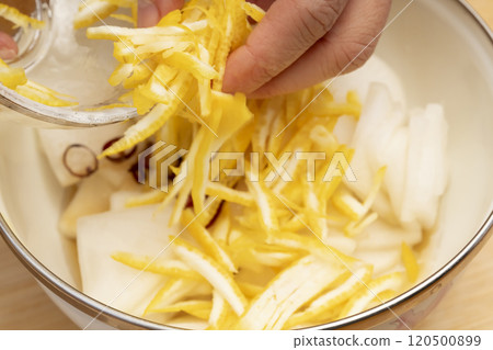 柚子蘿蔔 將醃製柚子蘿蔔的調味料混合,撒在蘿蔔上。 柚子蘿蔔 將醃製柚子蘿蔔的調味料混合,撒在蘿蔔上。 120500899