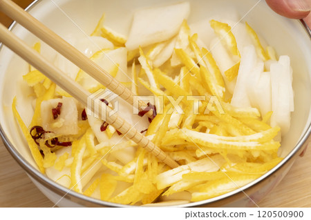 Yuzu daikon: Mix the seasonings used to pickle yuzu daikon and pour over the daikon. 120500900