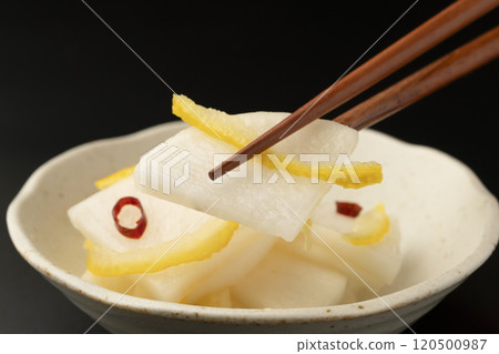 柚子蘿蔔：用柚子和甜醋醃製蘿蔔，用筷子夾起。 120500987