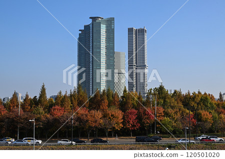 Seoul Forest Park and surrounding apartments and buildings 120501020