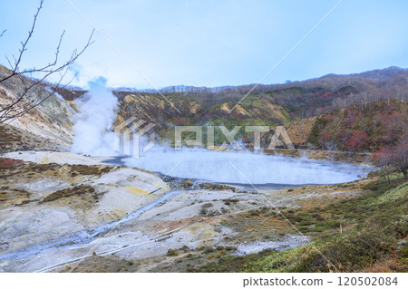 北海道登別溫泉大湯沼 – 活火山和蒸氣的壯麗景色 北海道登別溫泉大湯沼 – 活火山和蒸氣的壯麗景色 120502084