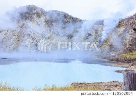 北海道登別溫泉大湯沼 – 活火山和蒸氣的壯麗景色 北海道登別溫泉大湯沼 – 活火山和蒸氣的壯麗景色 120502094