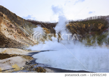 Oyunuma, Noboribetsu Onsen, Hokkaido – A spectacular view of an active volcano and steaming hot springs 120502140