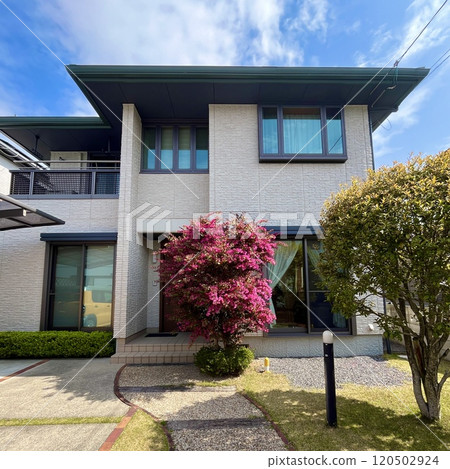 獨棟二手房帶小花園燙髮照片素材 120502924