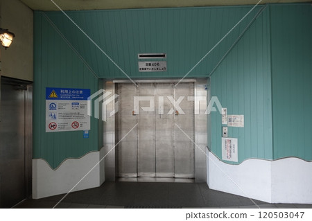 Entrance to the undersea tunnel near Mimosusogawacho, Shimonoseki City 120503047