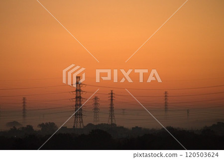 電源線被晨光染紅 120503624