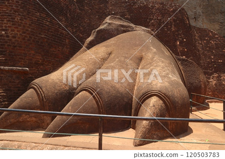 錫吉里耶岩石上的獅子雕像 120503783