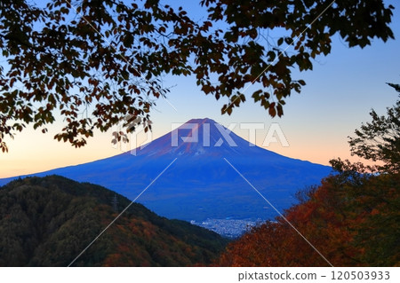從秋色中的御坂山口天花茶屋眺望富士山 從秋色中的御坂山口天花茶屋眺望富士山 120503933
