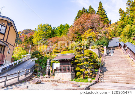 山寺登山口被秋葉染紅 120505474