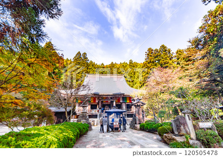 立石寺和金本中堂裝飾著秋葉 120505478