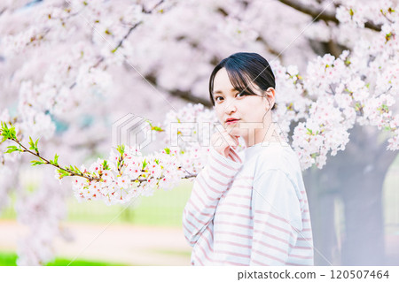 櫻花和年輕的女人 櫻花和年輕的女人 120507464