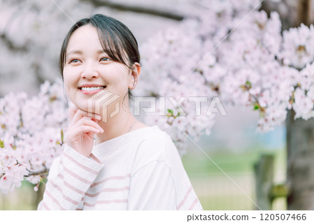 櫻花和年輕的女人 櫻花和年輕的女人 120507466