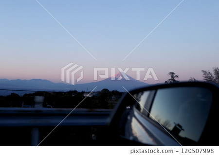 從火車車窗看到的傍晚的富士山 從火車車窗看到的傍晚的富士山 120507998