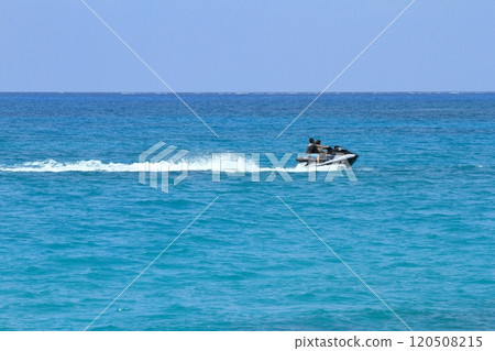 水上摩托車在伊良部島外口海灘的碧綠大海中疾馳 120508215