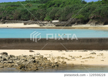 人們在伊良部島外口海灘美麗的藍色大海中游泳 人們在伊良部島外口海灘美麗的藍色大海中游泳 120508228