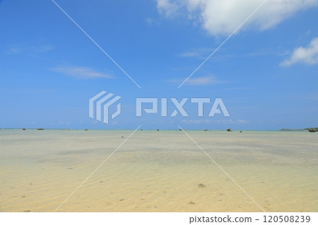 伊良部島澤田海灘的海水清澈見底，彷彿沒有水一樣 120508239