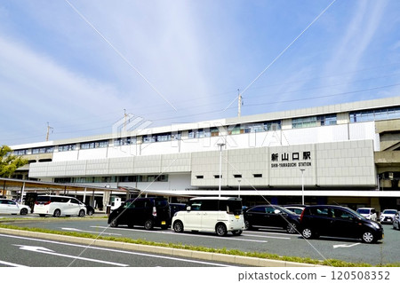 JR新山口站南側 從新幹線出口停車場看到的車站大樓 山口縣山口市 JR新山口站南側 從新幹線出口停車場看到的車站大樓 山口縣山口市 120508352