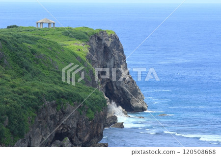 伊良部島白鳥崎的風景,洶湧的海浪拍打著懸崖 伊良部島白鳥崎的風景,洶湧的海浪拍打著懸崖 120508668
