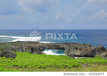 The beautiful turquoise blue sea of Shiratorizaki, Irabu Island 120508675