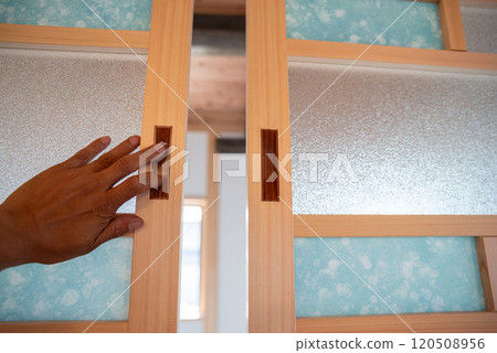 打開房間門的人 120508956