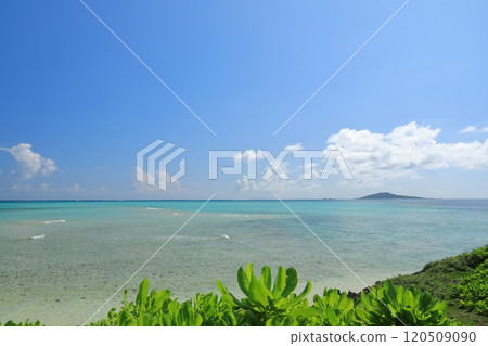 A view of Ogami Island across the clear, beautiful sea of Miyako Island 120509090