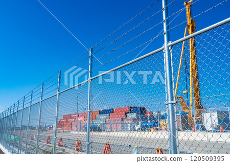 神戶市港島貨櫃碼頭維修工程和帶刺鐵絲網的圍欄 120509395