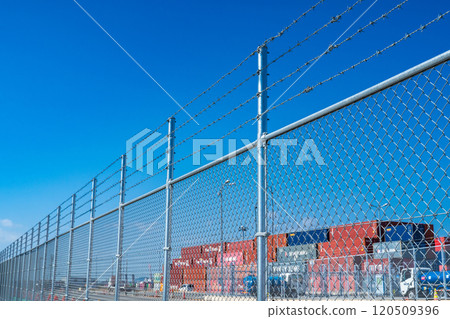 神戶市港島貨櫃碼頭維修工程和帶刺鐵絲網的圍欄 120509396