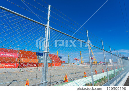 神戶市港島貨櫃碼頭維修工程和帶刺鐵絲網的圍欄 120509398