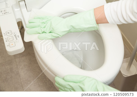 一名中年婦女擦馬桶的手 120509573