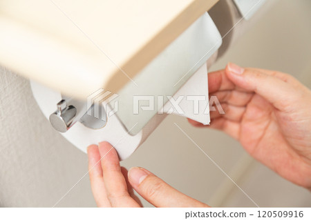 中年婦女的手將新衛生紙折成三角形 120509916