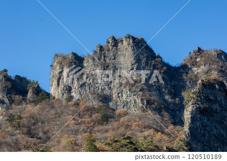 秋天的妙義山，中之武的岩峰 120510189