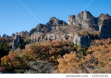Mt. Myogi in autumn, the rocky peaks of Nakanotake Mt. Myogi in autumn, the rocky peaks of Nakanotake 120510192