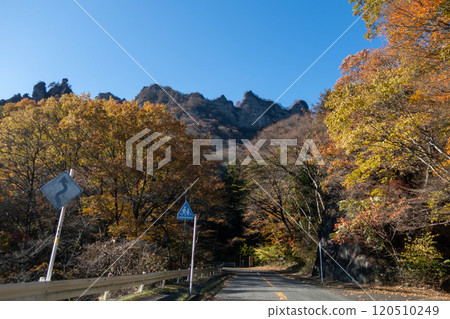 Myogi on a clear autumn day: strangely shaped rock formations seen from Nakanotake parking lot 120510249