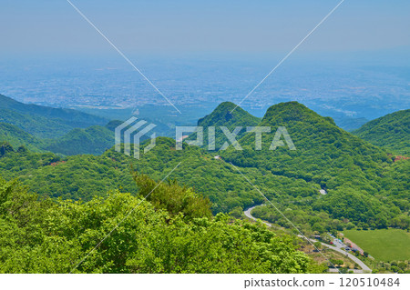 春季，從群馬縣高崎市榛名山索道榛名富士山頂站向東南眺望松之澤峠和高崎市 120510484